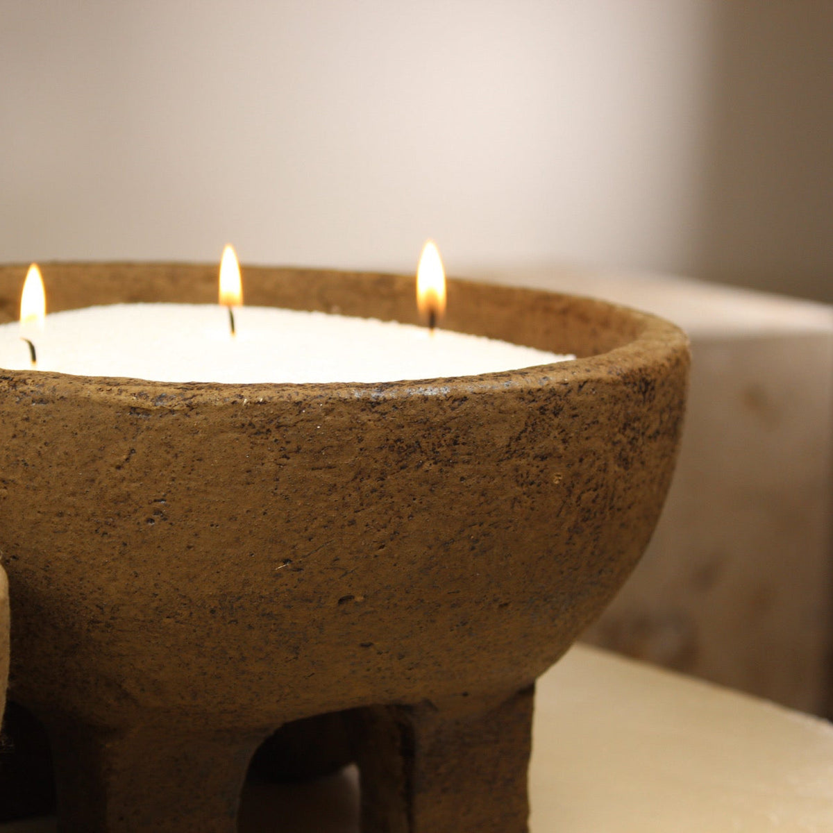 Bougie en poudre dans contenant en terre cuite