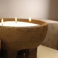 Bougie en poudre dans contenant en terre cuite