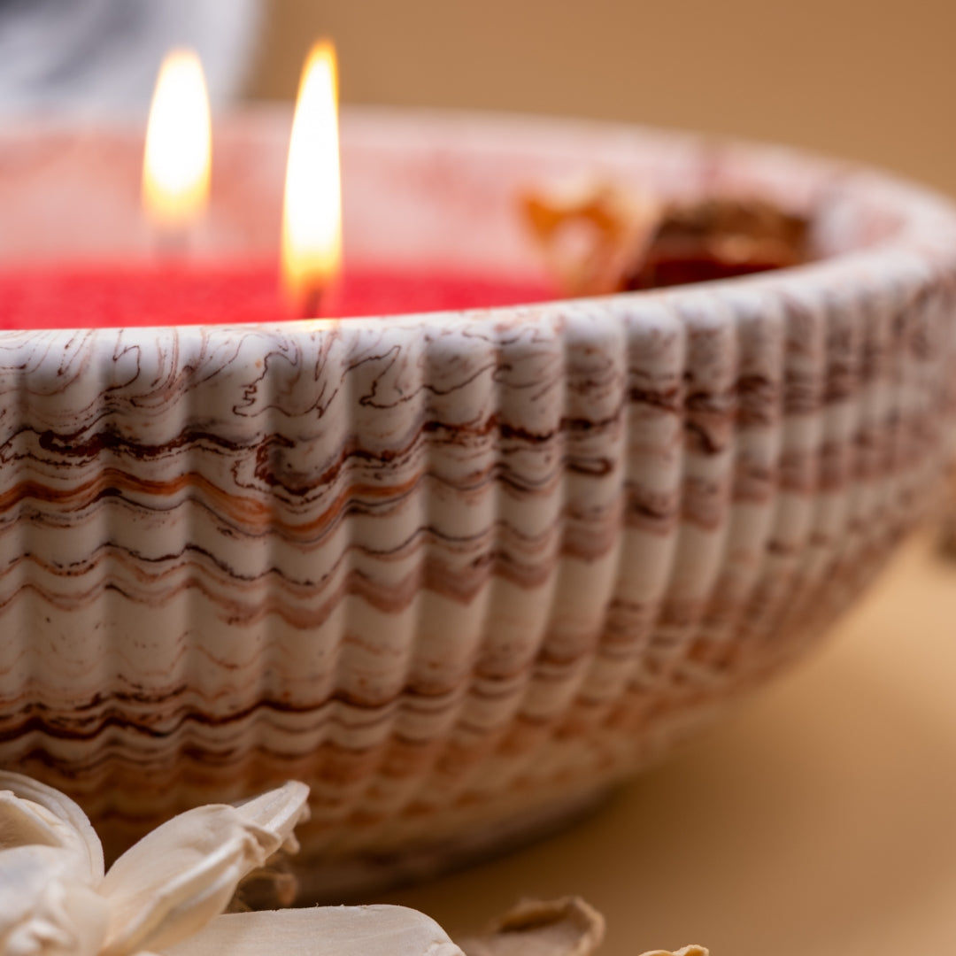 pot en jesmonite avec sable de bougie rouge