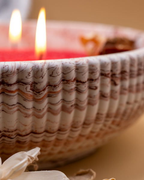 pot en jesmonite avec sable de bougie rouge